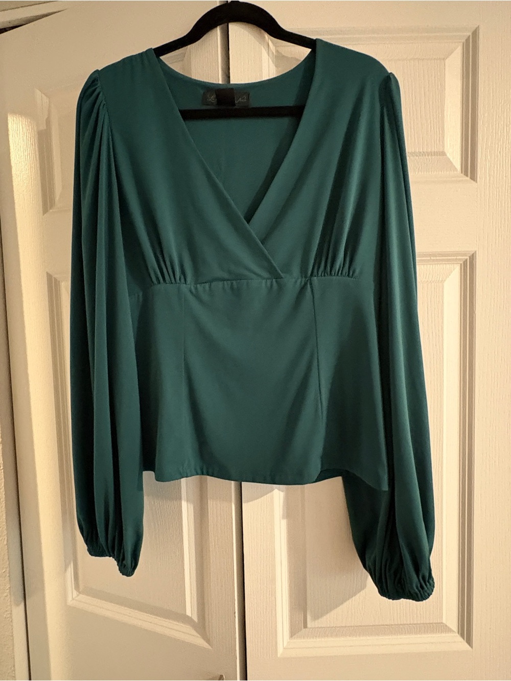 Bishop Blouse in Hunter Green, La femme en noir Micheline Pitt sold out